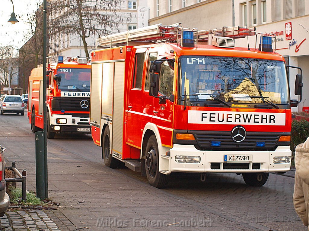 Einsatz Feuerwehr SEK Polizei Koeln Nippes Merheimerstr P053.JPG